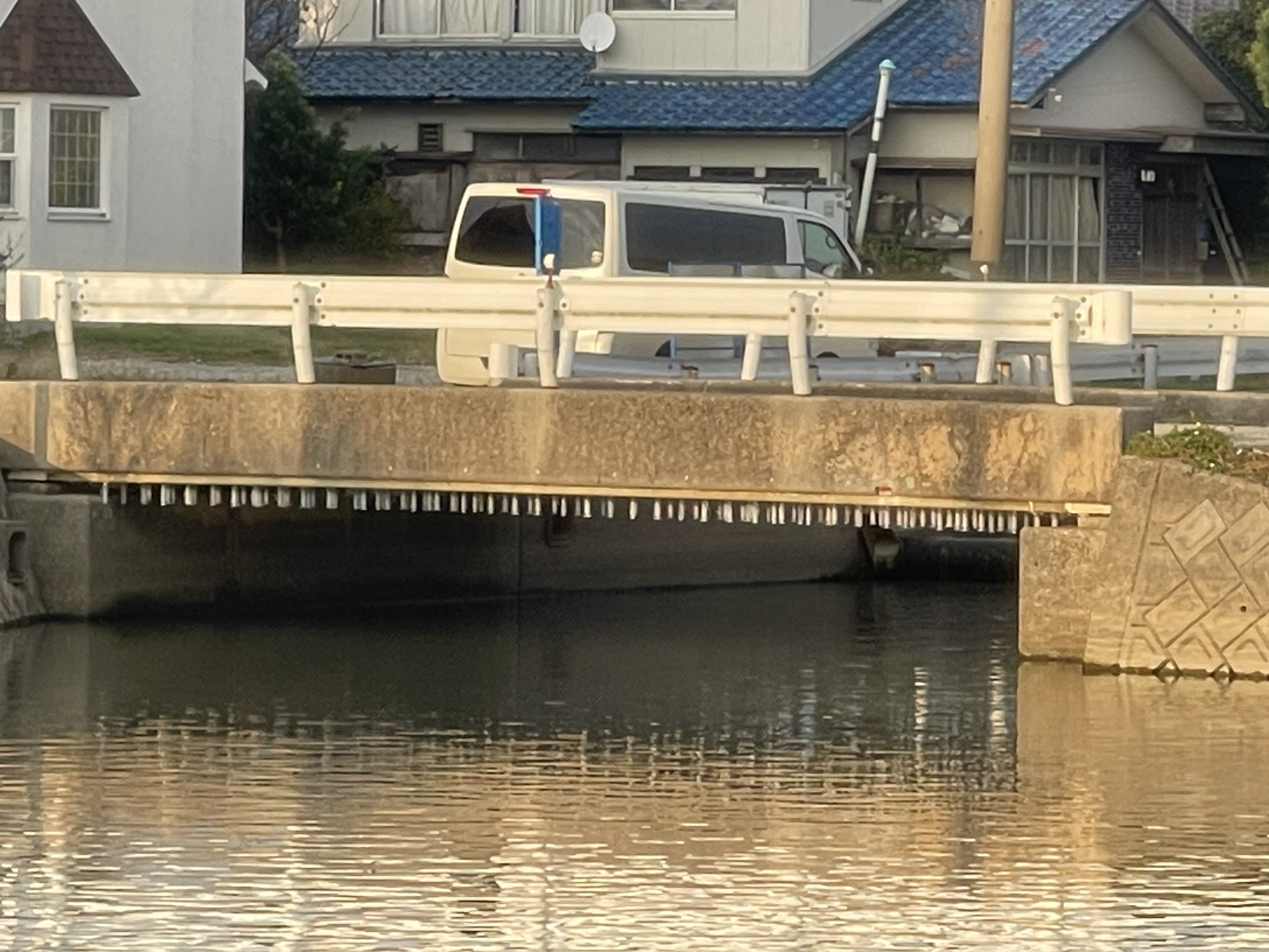 ひび割れ補修(低圧注入施工中)